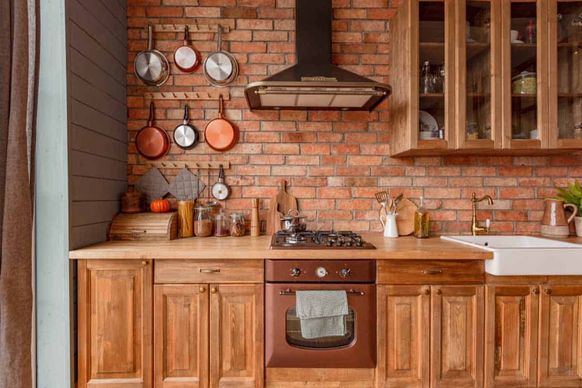 4. Modele De Bucatarii De Vara La Tara   Mobila Rustica, Tigai, Aragaz, Prosop